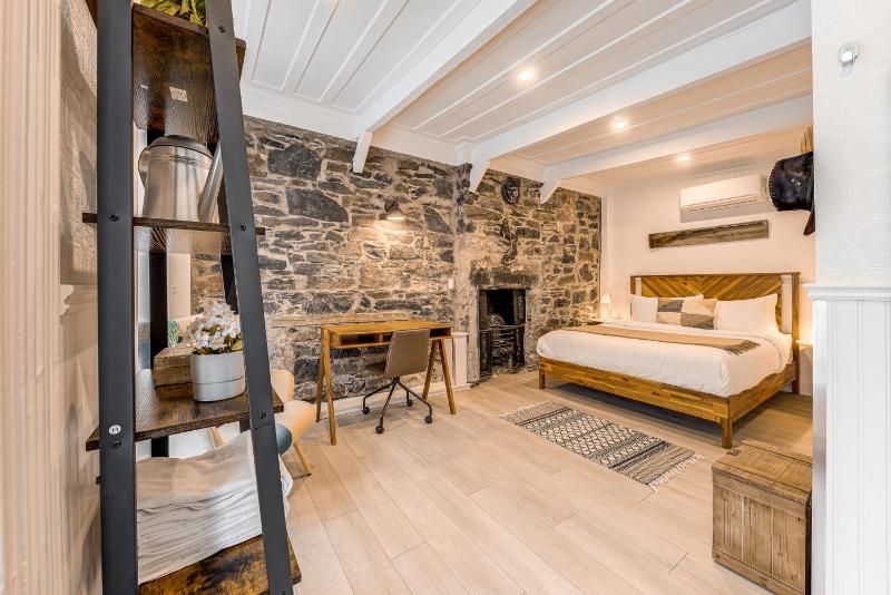 North House - Gorgeous 3 Bedroom 2-floor Old Quebec Townhouse - image 9