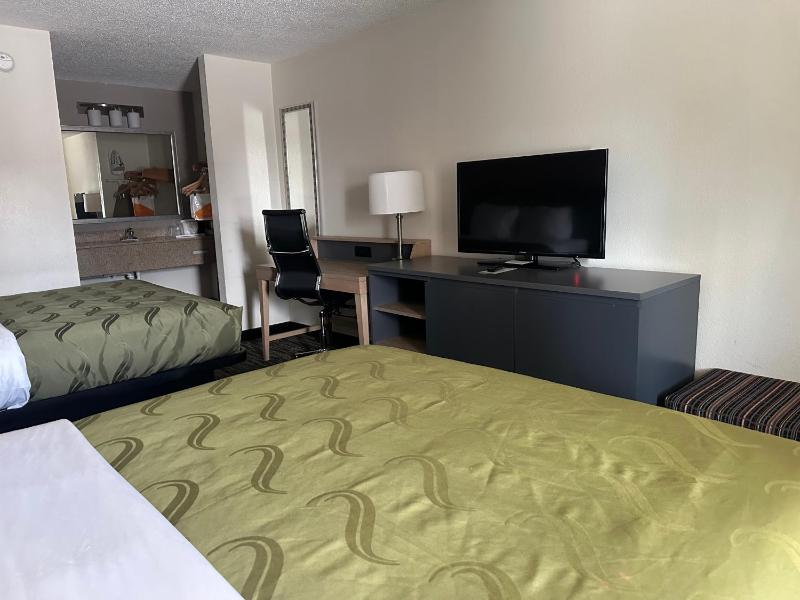 Queen Room with Two Queen Beds - Non-Smoking image 2