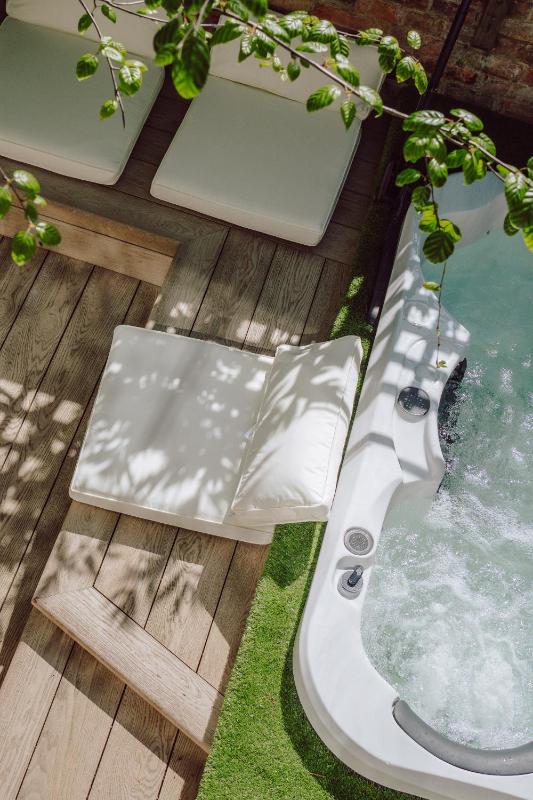 Town Centre Oasis with Two Hot Tubs - image 25