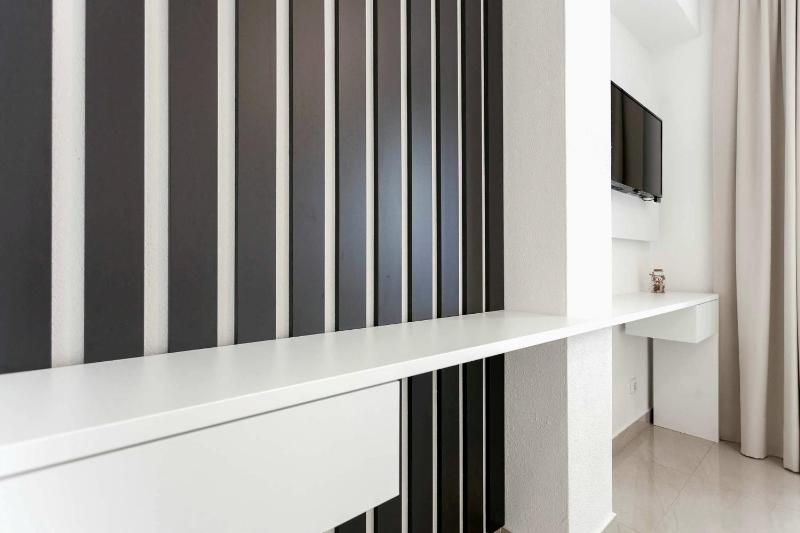 Deluxe Double Room with Balcony image 4