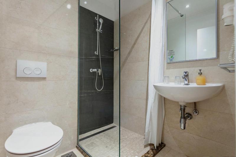 Deluxe Double Room image 4