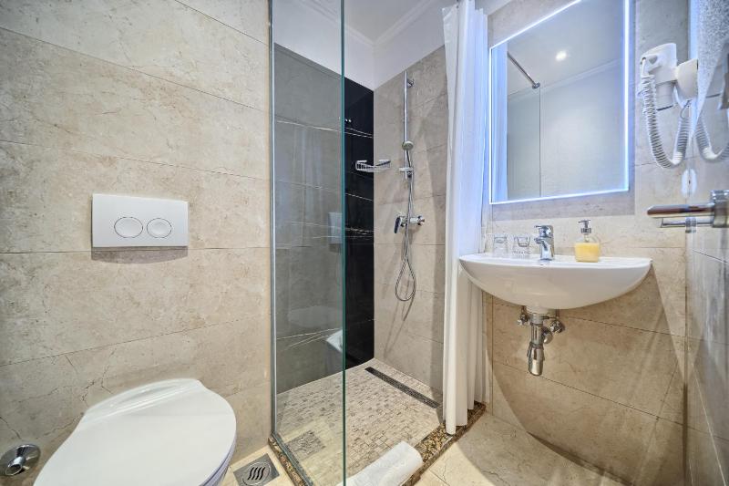 Deluxe Double Room image 2