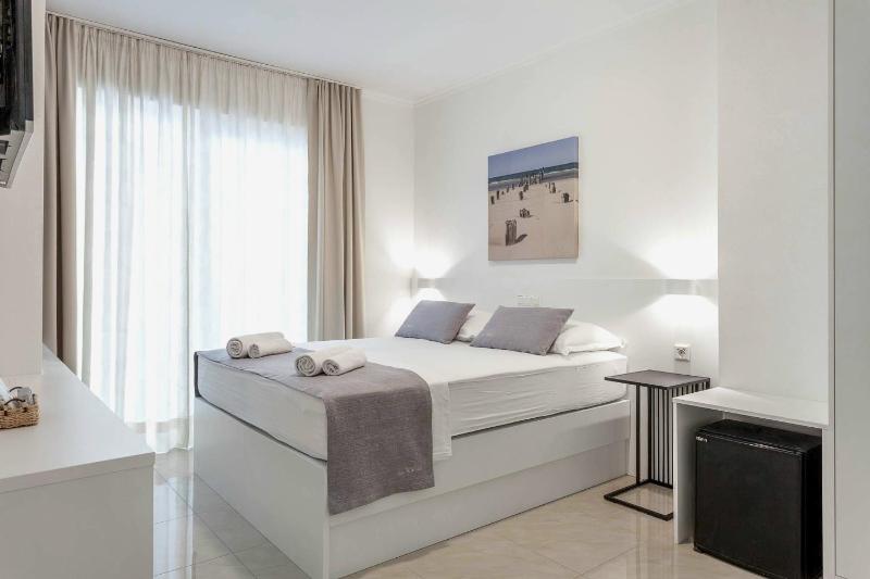 Quadruple Room with Balcony image 1