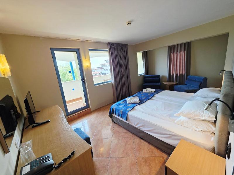 Quadruple Room with Sea View image 4
