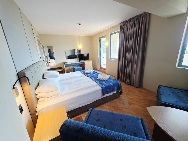 Quadruple Room with Sea View image 1