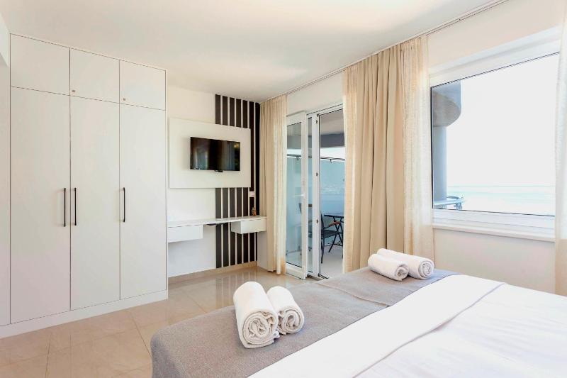 Quadruple Room with Sea View image 2