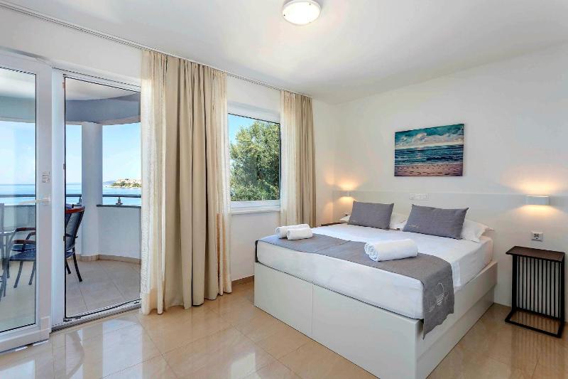 Quadruple Room with Sea View image 3