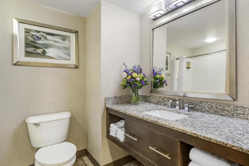 Queen Room with Balcony image 2