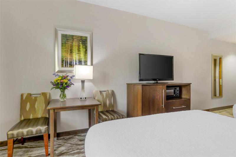 Queen Room with Two Queen Beds image 3