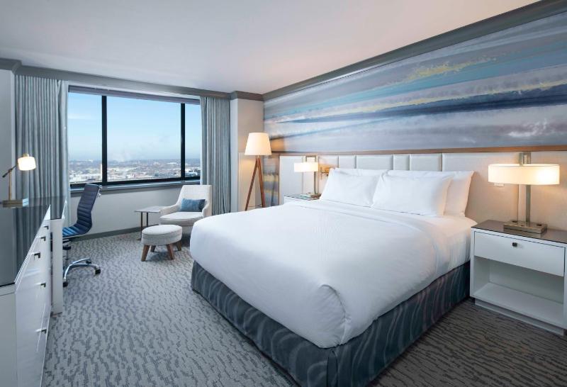 Deluxe King Room with Landmark View image 3
