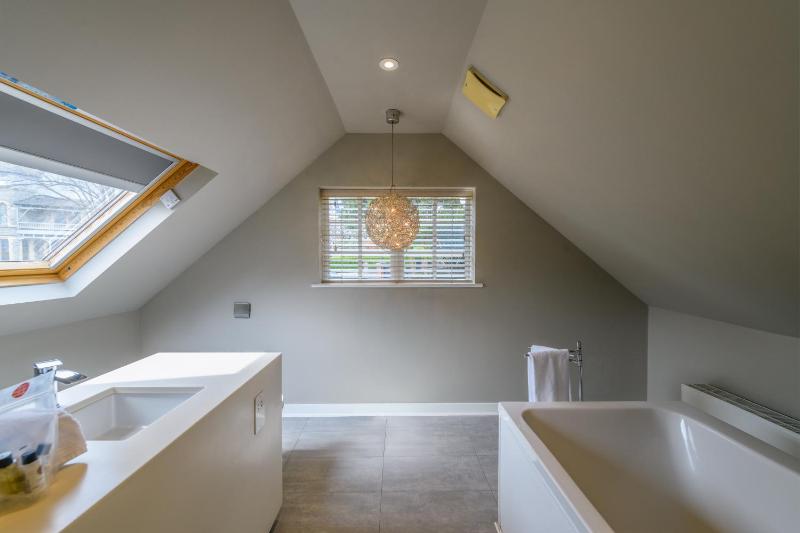 Superior King Suite image 4