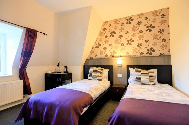 Budget Twin Room image 4
