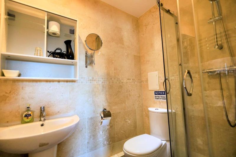 Double Room with Private Bathroom image 1