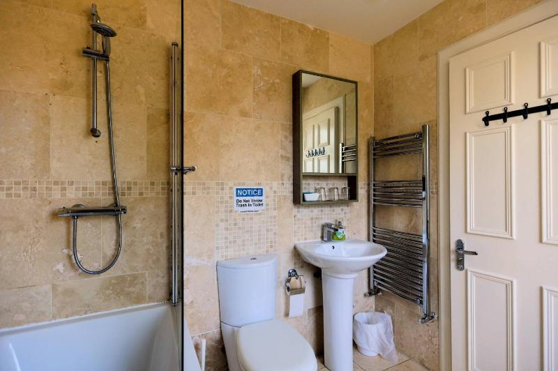 Deluxe Triple Room image 3