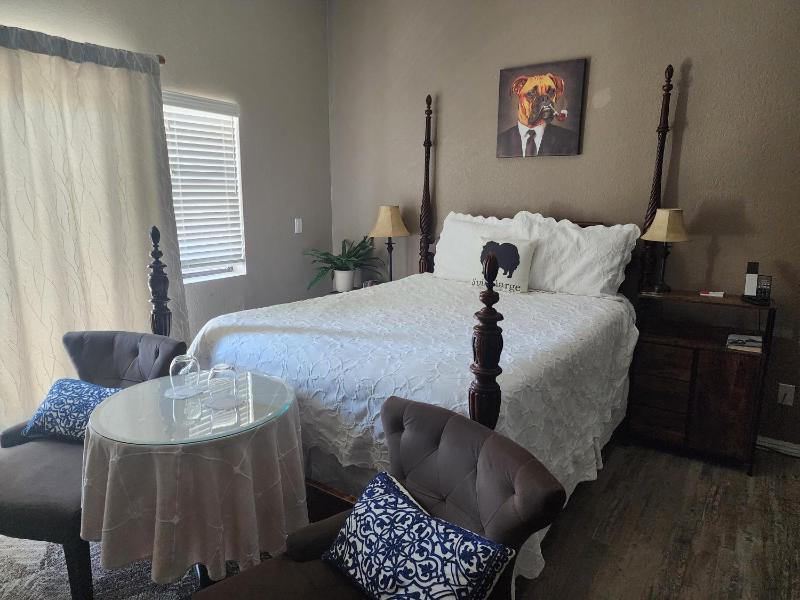 Deluxe Queen Room with Courtyard View image 1