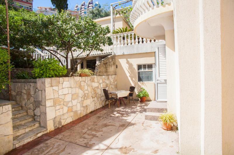 Triple Room with Terrace and Garden View image 2