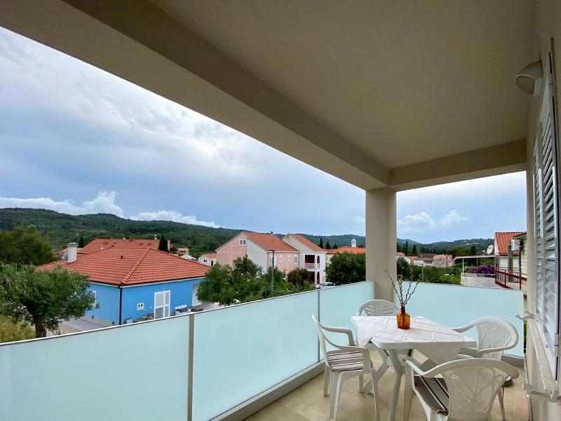 Three-Bedroom Apartment with Terrace image 4