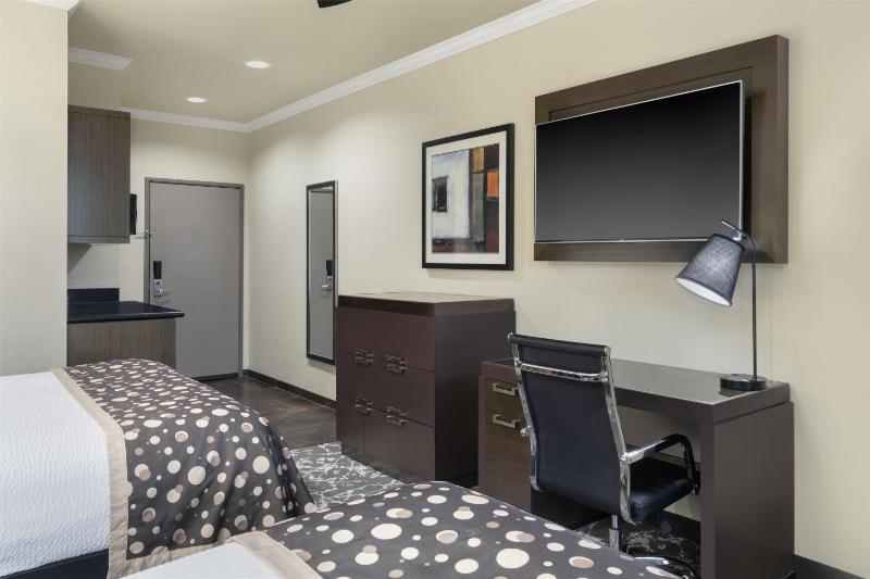 Queen Room with Two Queen Beds - Non-Smoking image 4