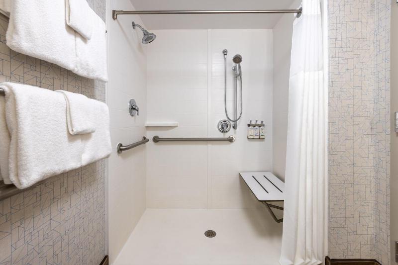 King Room - Hearing Accessible - Roll-in Shower image 2