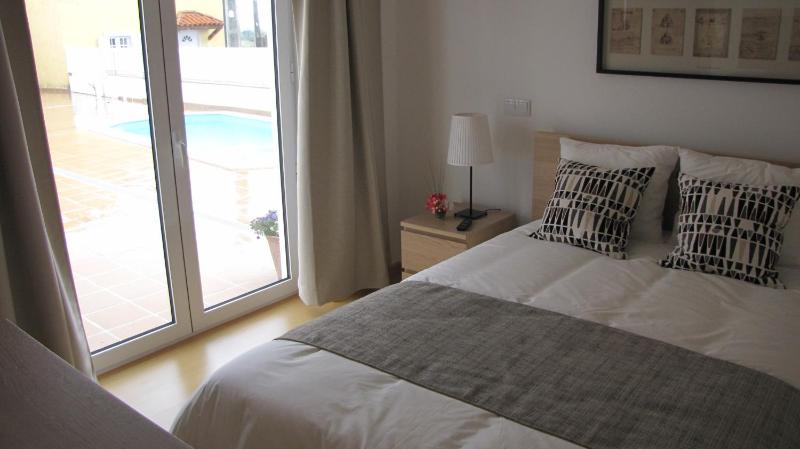 Double Room with Pool View image 2