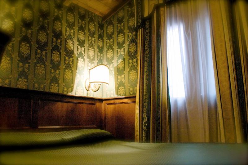 Small Double Room image 4