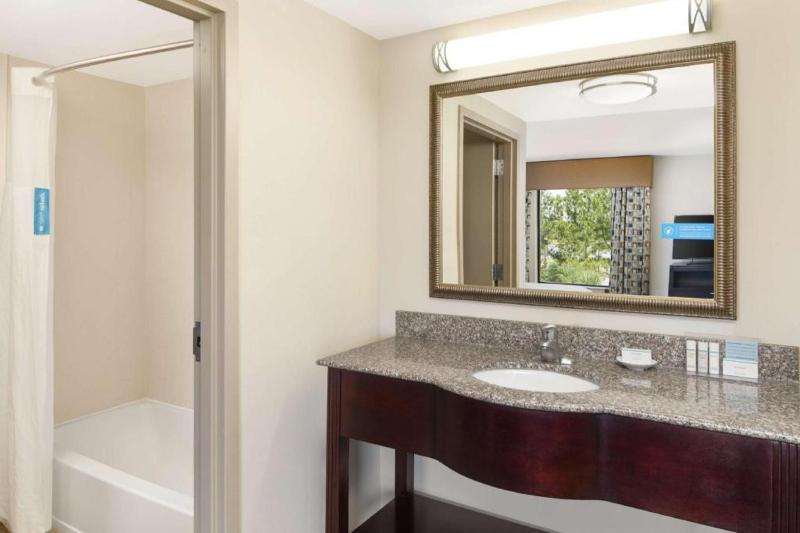 Hampton Inn & Suites Savannah-Airport - image 36