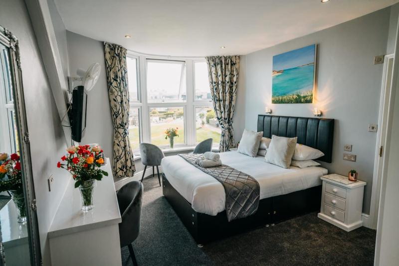 Double Room with Sea View image 3