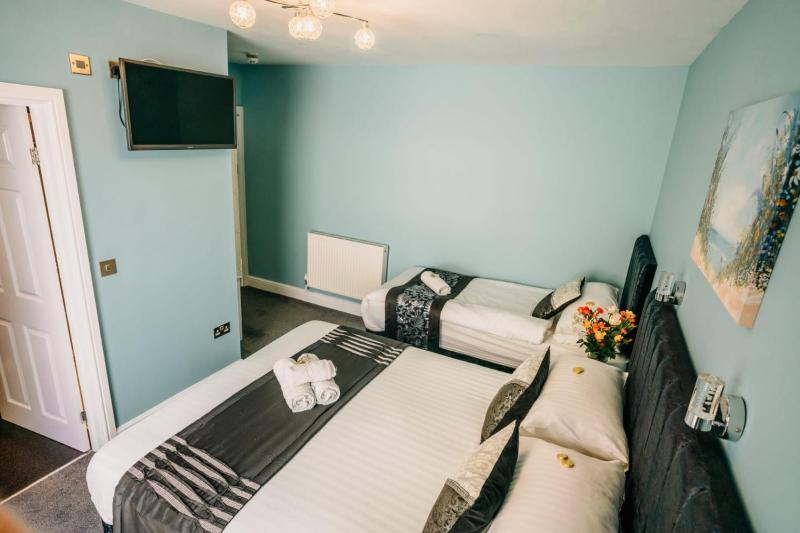 Standard Triple Room image 2