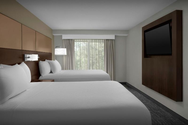 One-Bedroom Queen Suite  image 3