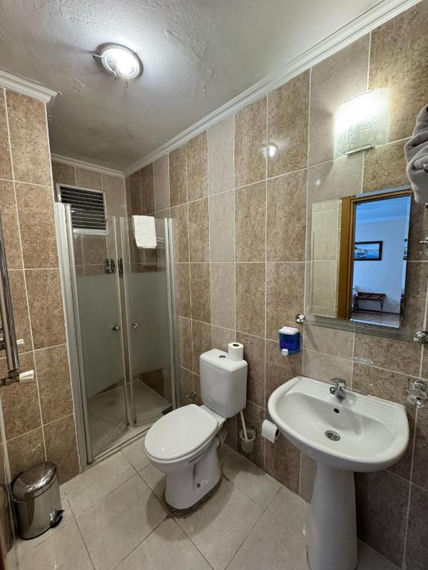 Standard Quadruple Room image 2