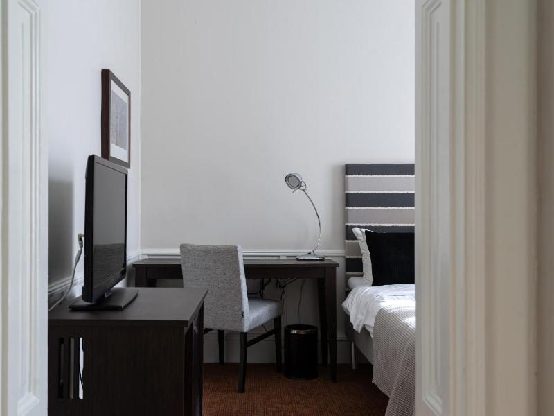 Economy Double Room (140 cm bed) - - Lilla Hotellet image 3