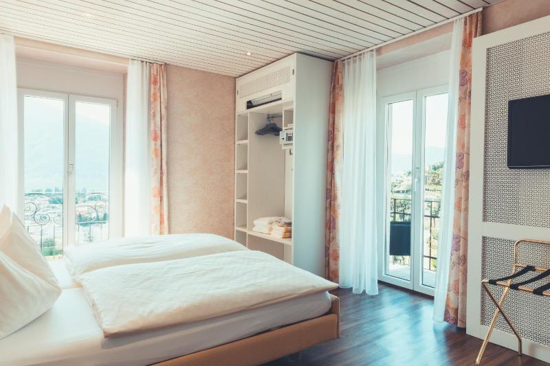 Panorama Double Room with Lake View image 3