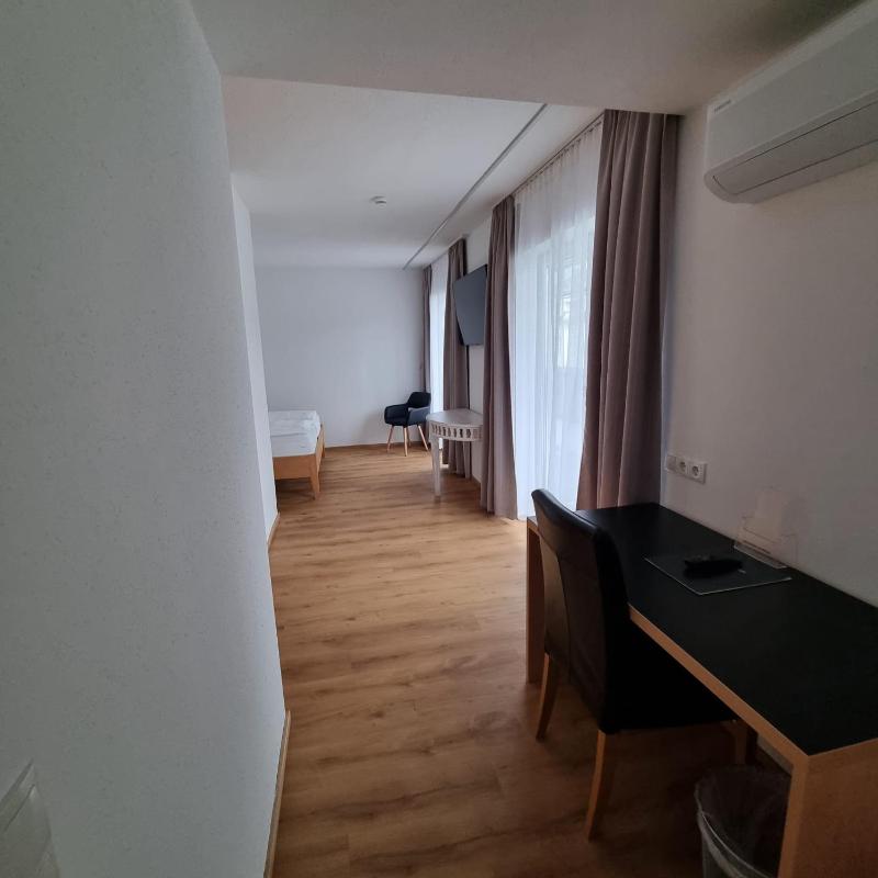 Deluxe Double Room with Balcony image 3