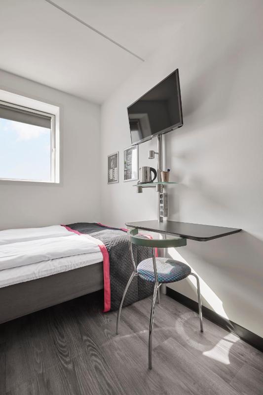 Standard Queen Room image 3