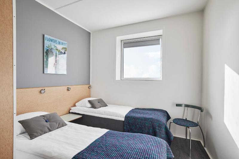 Commodore Room with Twin Beds image 1