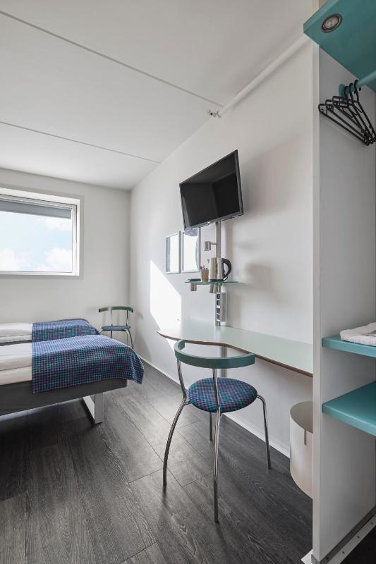 Commodore Room with Twin Beds image 3