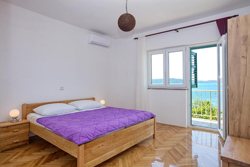 Three-Bedroom Apartment with Terrace and Sea View image 1