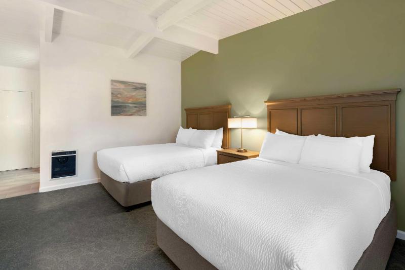 Double Room with Two Double Beds - Non Smoking image 3