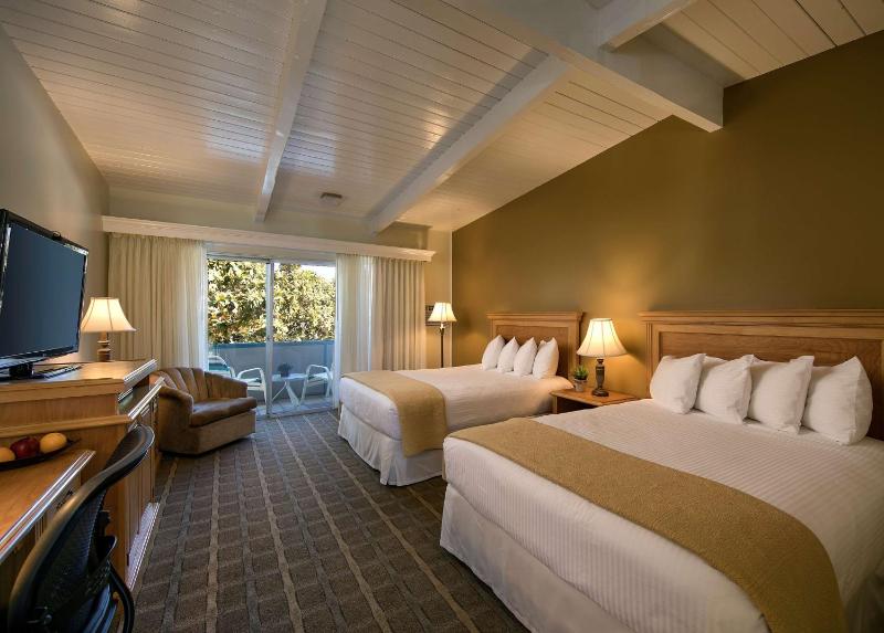 Queen Room with Two Queen Beds - Non Smoking image 4