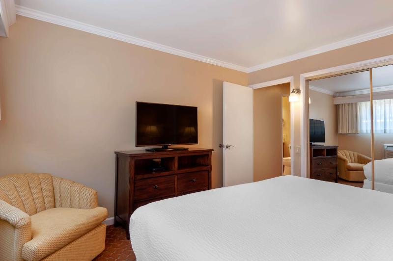 One-Bedroom King Suite with Full Kitchen - Poolside/Non-Smoking image 4