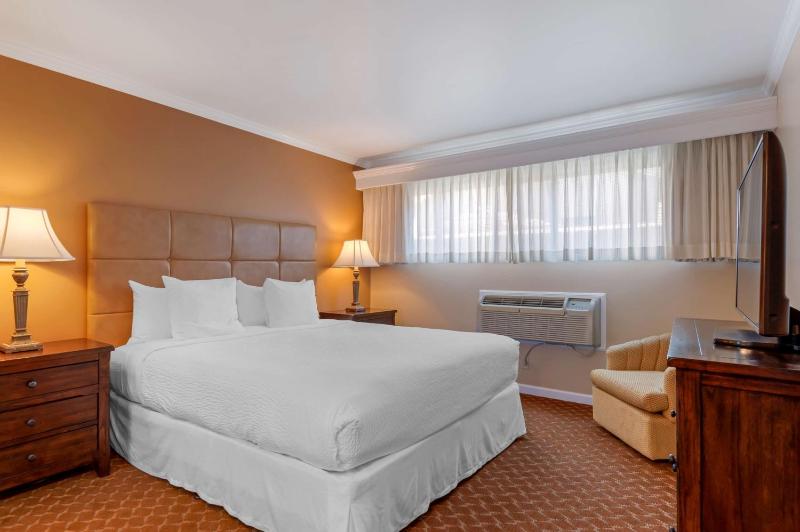 One-Bedroom King Suite with Full Kitchen - Poolside/Non-Smoking image 1