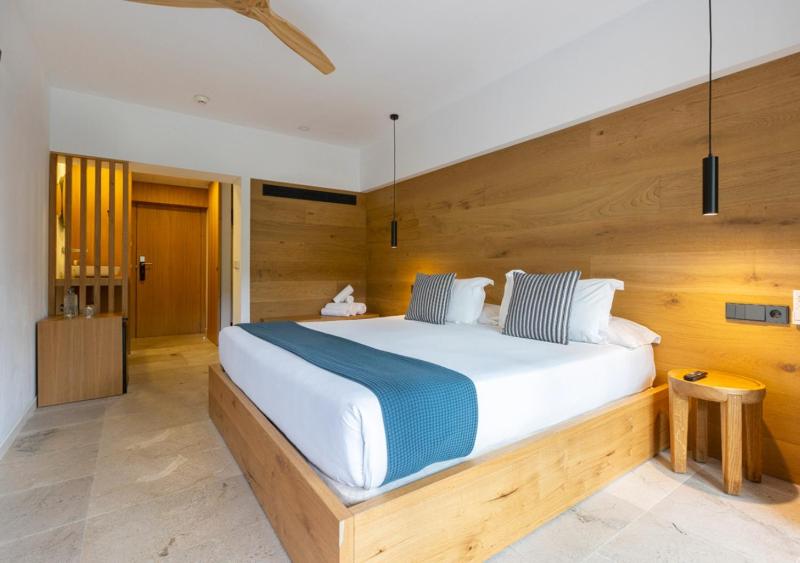 Double Room with Balcony and Pool View image 3