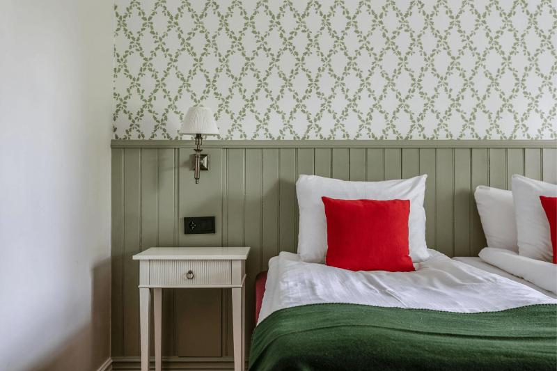Standard Twin Room with Mountain View image 2