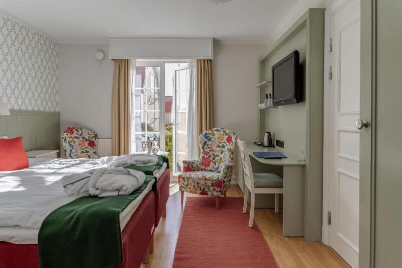 Standard Twin Room with Mountain View image 4