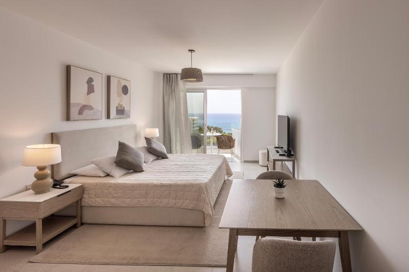 Deluxe Double Room with Sea View image 3