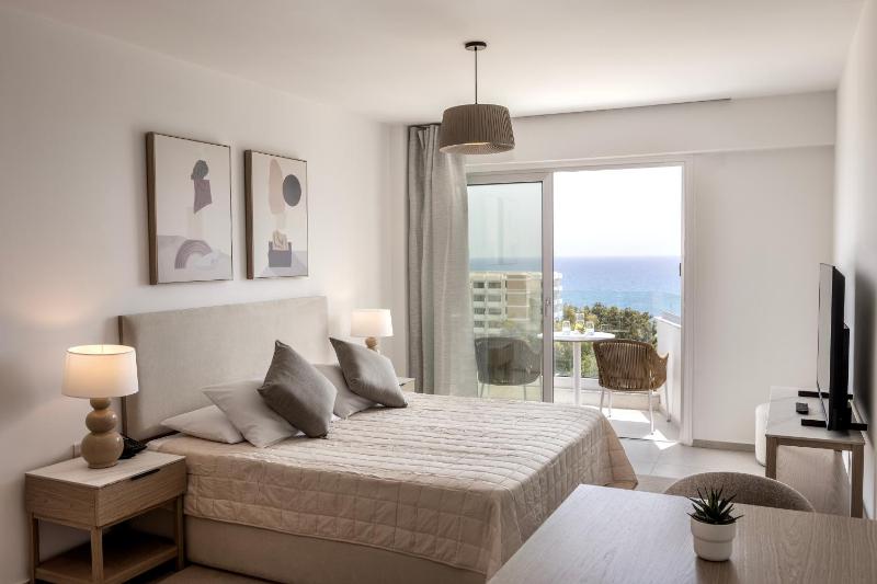 Deluxe Double Room with Sea View image 1