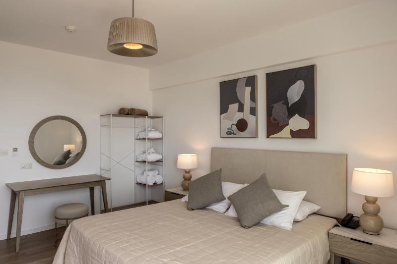 Deluxe Suite with Sea View image 2