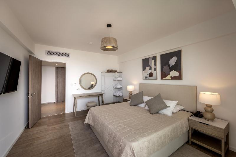 Deluxe Suite with Sea View image 3