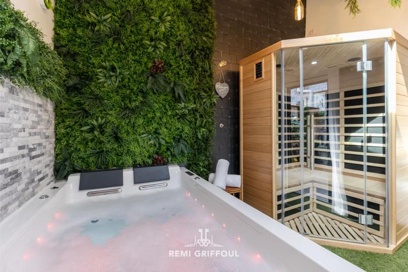 Le Spa de Lou Hot Tub Sauna & Private Patio 2 Guests - image 5