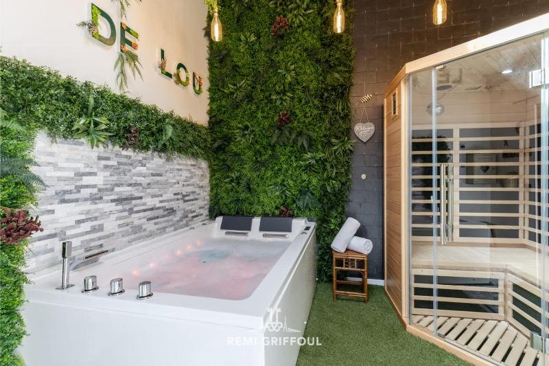 Le Spa de Lou Hot Tub Sauna & Private Patio 2 Guests - image 6